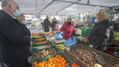 El primer mercado dominical del a�o en Carballo se vio afectado por las restricciones.