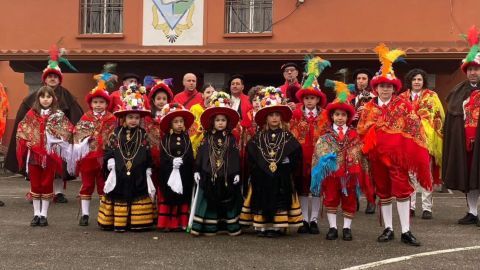 O rancho de Reis destaca pola s�a vestimenta vermella.