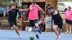 En la imagen, uno de los partidos, categor�a cadete, disputados ayer en As Caxadas, Cambeda.
