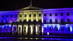 Vista general del Ayuntamiento de Helsinki iluminado con los colores de la bandera de Ucrania, en una imagen de archivo.