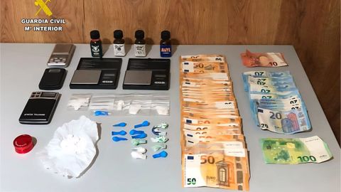 Objetos incautados durante los registros en las viviendas de los sospechosos