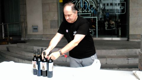 Hombre colocando el vino para el reparto