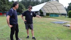 El concejal de Festas de Pontevedra, Demetrio G�mez (BNG), con Marcos Rivas, en los preparativos del festival Surfing the L�rez