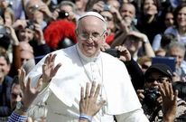 Francisco pasea entre la multitud de la plaza de san Pedro tras la misa del domingo.