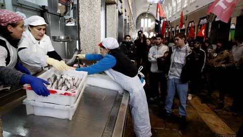 Los piquetes tambi�n se han dejado notar en la plaza de Abastos de Santiago