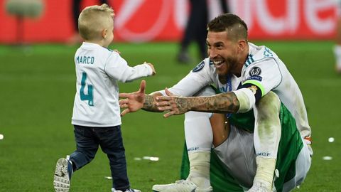 Marco, el hijo mediano de Sergio Ramos y Pilar Rubio, corre hacia su padre.