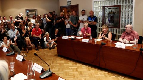 El cabeza de lista de EH Bildu en la localidad de Huarte, Alfredo Arruiz (derecha), ha revalidado el cargo como alcalde