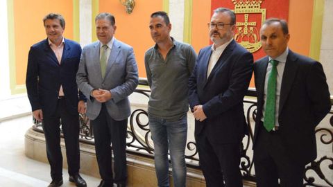 El alcalde de Oviedo, Alfredo Canteli, y el concejal de Turismo, Alfredo Garca Quintana, durante la reunin con responsables de Otea