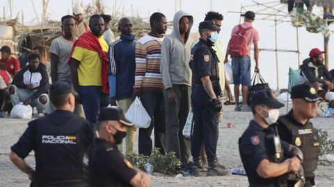 La Polic�a procede al desalojo de la playa del Trampol�n en Ceuta