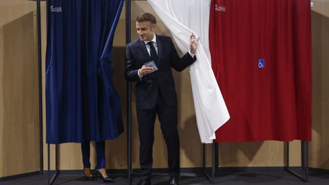 Emmanuel Macron, momentos antes de votar