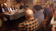De izquierda a derecha de la mesa, Tino V�zquez, del llagar Panizales; Francisco Ord��ez, de Vida de Angel�n, David Fern�ndez-Prada, de Gustatio; David Casta��n, escritor gatron�mico, y Pedro Caram�s, presidente del Bulevar de la Sidra