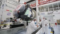 El sat�lite MTG-I2 en la sala blanca.