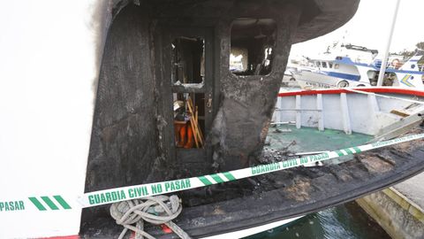 Arde un barco bateeiro en el muelle de O Xufre, O Gatuno