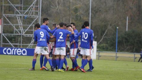 Gol Real Oviedo Vetusta.Los futbolistas del Vetusta celebran un gol