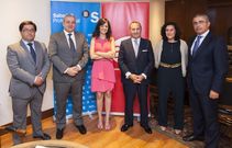 Pablo Junceda y Carmen L�pez firmaron un convenio financiero. 