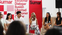Yolanda Daz, con jvenes activistas contra la crisis climtica en un acto de escucha de Sumar en Madrid
