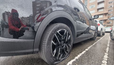 La mayor�a de coches tienen matr�cula portuguesa porque podr�an haber sido alquilados en el aeropuerto de Oporto