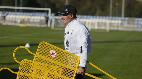 Anquela Real Oviedo Requexon Horizontal.Anquela durante un entrenamiento en El Requexon