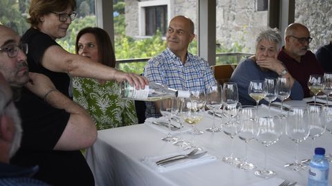 Los participantes en la cata se interesaron por los pormenores de cada vino