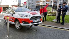 Un coche queda ensartado en un pivote de la rotonda de Concepci�n Arenal