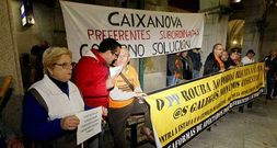 Los preferentistas se movilizaron ante las puertas del pleno municipal.