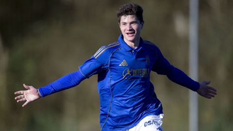 Pelayo Margolles celebra un gol con el cadete A del Real Oviedo