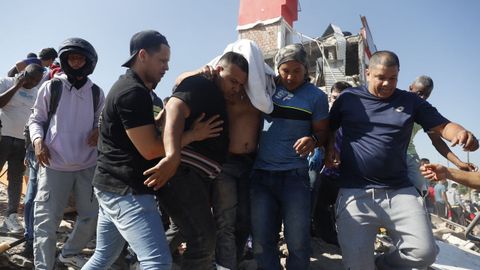 Rescate de personas afectadas por el terremoto