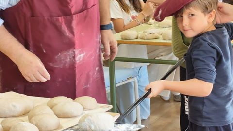 Una de las actividades del centro: la elaboracin de pan en un horno tradicional