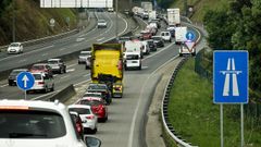 Retenciones en la autopista AP 9 desde Puxeiros hasta la salida del aeropuerto para ir a vacunarse al IFEVI