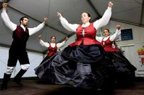 La Semana Cultural de Zas arranc� ayer con baile y m�sica.