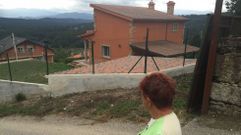 Una vecina, delante de la casa donde sucedieron los hechos
