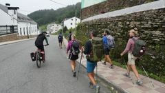 Salida de Portomar�n. En las �ltimas etapas se ve a muchos m�s peregrinos 