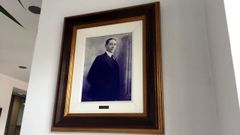 Una fotograf�a de Rosendo Vila en la galer�a de retratos de antiguos alcaldes de la casa consistorial de Monforte