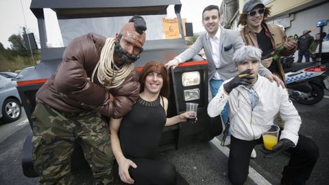 UN GRUPO DISFRAZADO DEL EQUIPO A EN EL ENTROIDO PEQUENO DE CAMBRE 