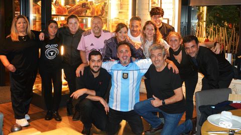 El actor Ricardo Dar�n (abajo, a la derecha) celebr� su despedida de gira en A Coru�a con una cena en El Divino