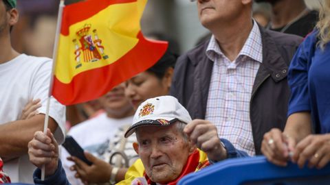 Aficionados esperan en la Plaza de la Catedral de Oviedo para seguir la final del mundial 2026