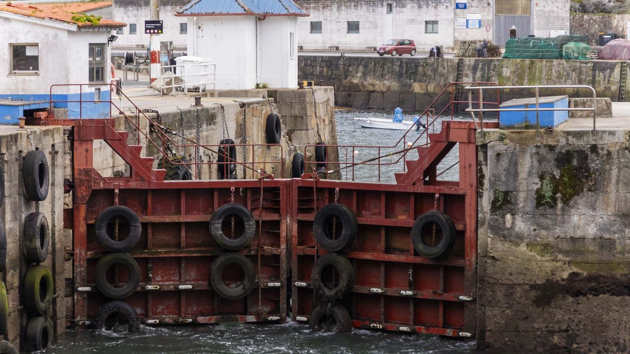 Una avería impide la salida de los barcos de la dársena de Malpica