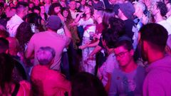 Antía, de Caamaño & Ameixeiras, bajó a cantar entre la multitud que abarrotaba la carballeira.