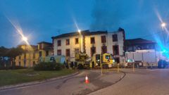 Efectivos del Servicio de Emergencias del Principado de Asturias trabajando en la extinci�n del incendio en Avil�s
