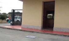 La puerta de aluminio de entrada a las oficinas fue arrancada de cuajo para llev�rsela entera