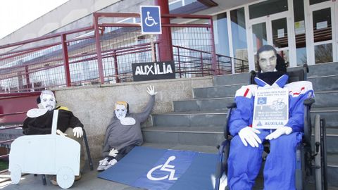 Un grupo de compadres instalado no edificio multiusos de Monforte reclamou m�is respecto para as prazas de aparcamento reservadas aos discapacitados