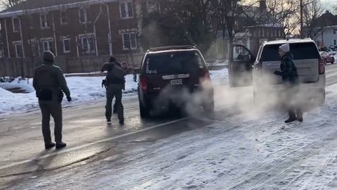 El momento en que los agentes del ICE de Estados Unidos disparan y matan a una conductora en�Mine�polis