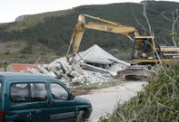 Derribo de una de las viviendas, despu�s de ya demolidas otras dos m�s, el 21 de marzo del 2014. 