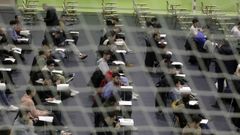 Aspirantes realizan la prueba te�rica de unas oposiciones, en una imagen de archivo.