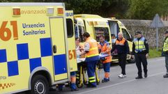 Heridos del accidente entrando en la ambulancia 