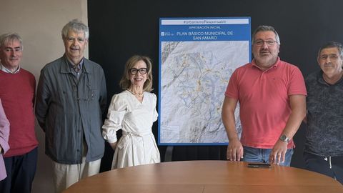 La directora xeral de Urbanismo, Encarnacin Rivas, inform al alcalde de San Amaro, Fernando Rodrguez Redondo, de la aprobacin inicial del Plan Bsico Municipal.