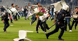 Los aficionados invadieron el campo y usaron las sillas del personal de seguridad para enfrentarse a la polic�a.