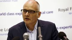 El doctor Michael Jacobs, que atiende a la enfermera que recay�.