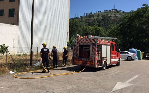 El GES de O Barco de Valdeorras trabajando en la extinci�n de un peque�o incendio en un solar. 