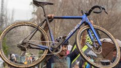 El ciclista vigu�s Samuel Gonz�lez, tras conseguir uno de sus t�tulos de campe�n gallego de ciclocr�s.